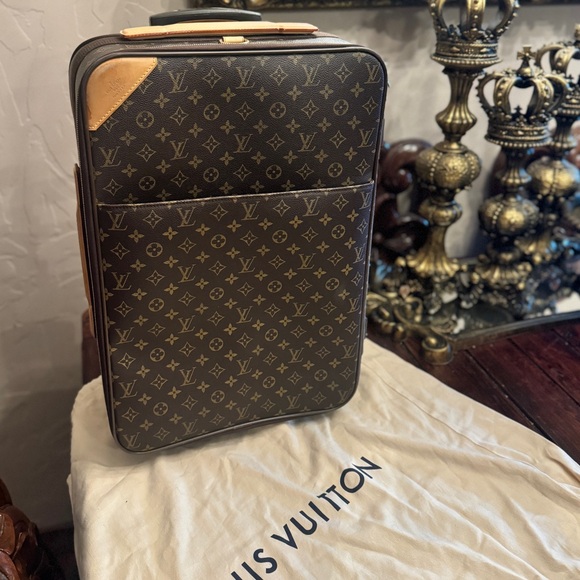 Authentic Louis Vuitton suite case - Picture 1 of 7